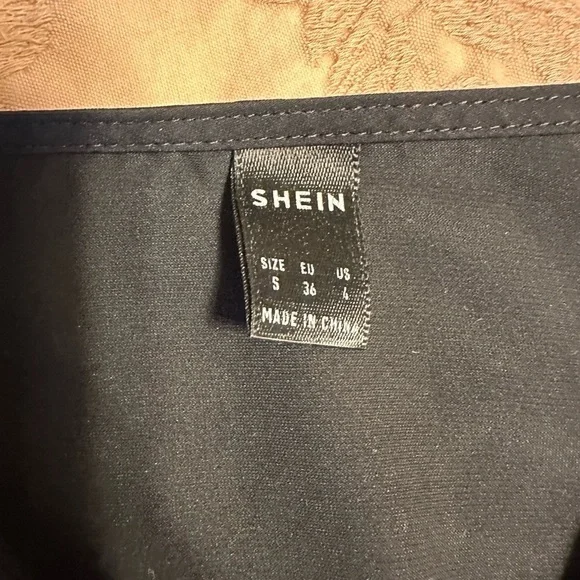 SHEIN black top with tie and button on neckline with bell sleeves - Picture 5 of 5